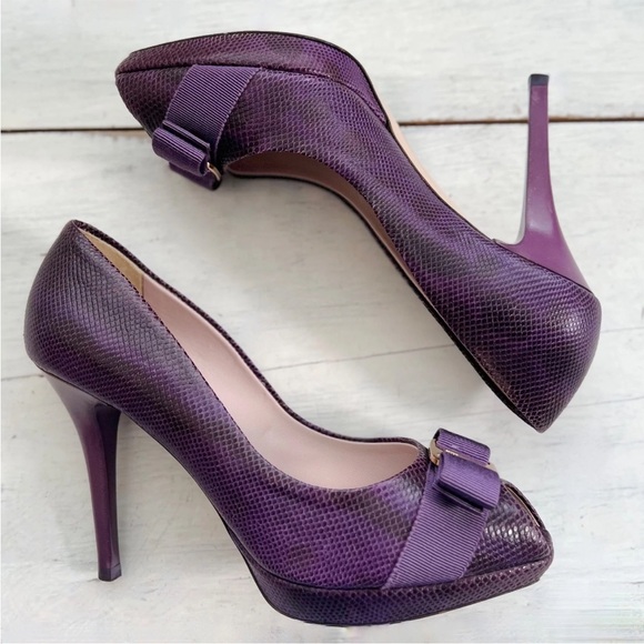 Salvatore Ferragamo Gilia Peep Toe Snake Embossed Bow Heel Size 7 Purple Gold - Picture 5 of 15